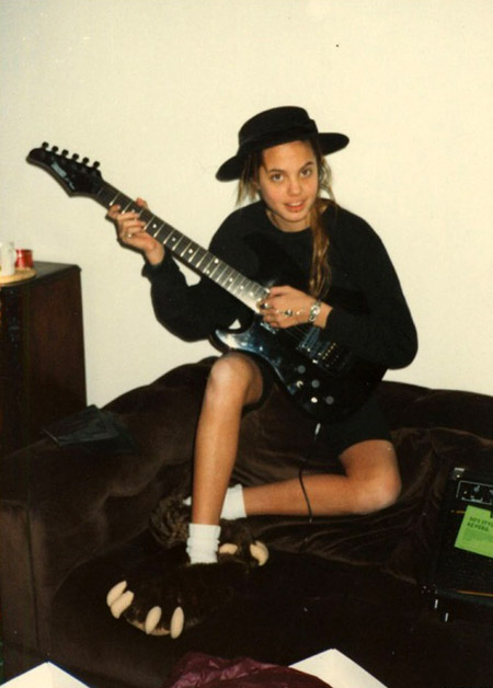 Angelina-Jolie-with-guitar