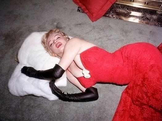Marilyn-Monroe-sleeping-in-floor-with-a-red-dress