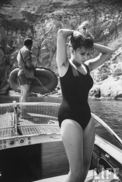 Sophia-Loren-in-swimsuit