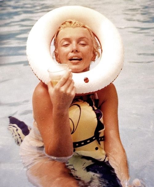 Marilyn-Monroe-in-swimming-pool