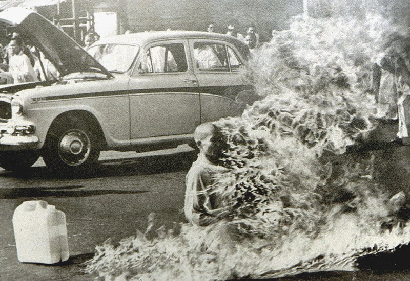 Vietnamese-Buddhist-Monk-Immolates-Self-In-protest-1963