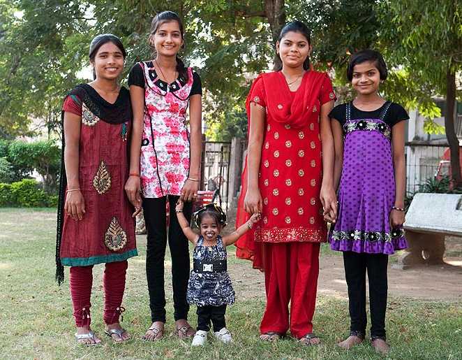 2ft tall Jyoti Amge with others girls