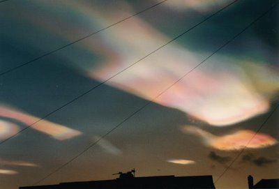 nacreous-clouds-looks-like-painted-paper