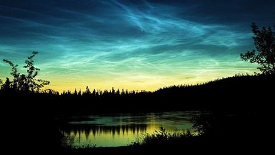 Noctilucent-Clouds-glowing-in-horizon