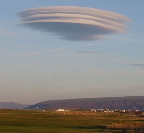 rare-cloud-looks-like-UFO