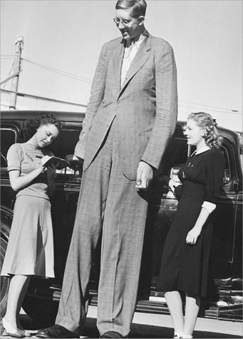 robert-wadlow-with-two-young-lady