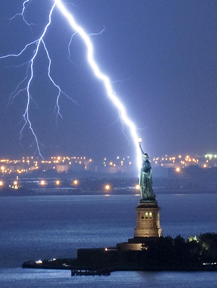 lightning-hits-statue-of-liberty