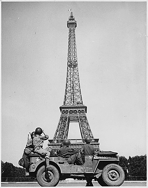 Eiffel-Tower-during-second-world-war-american-soldier