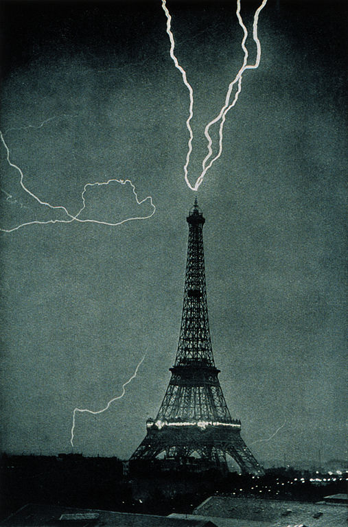 Lightning-sttriked-Eiffel_Tower