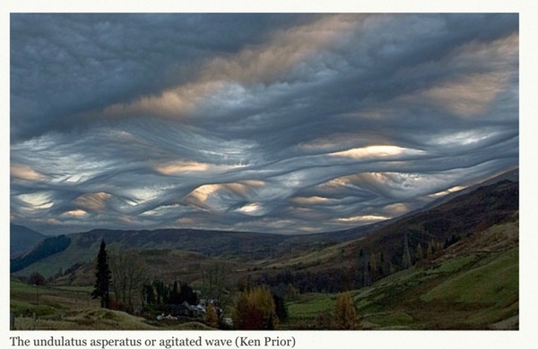 Undulatus-asperatus-agitated-wave-over-a-valley