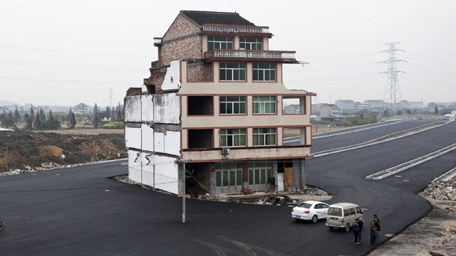 China-nail-house-in-mid-highway-symbol-of-resistance