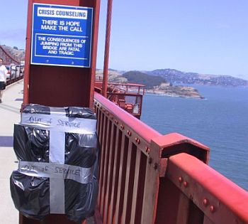 Golden-Gate-Bridge-emergency-call-to-prevent-suicide