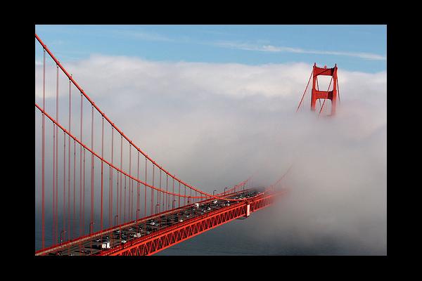 Golden-Gate-suspension-Bridge-drowned-in-fog