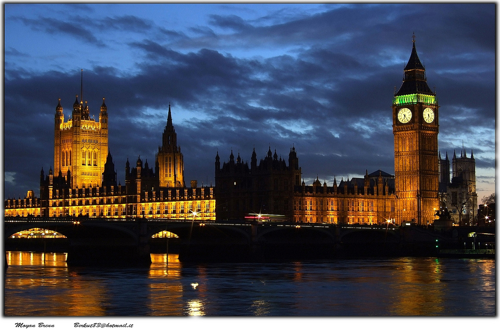 Big-Ben-river-Thames-and-Parliament-square-at-night-looks-like-fairytale-story