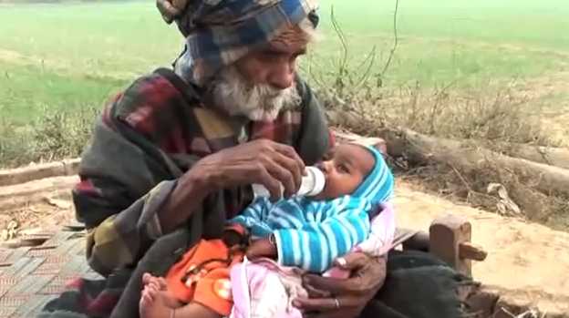 Oldest-Father-Ramajit-Raghav-feeding-milk-his-first-son