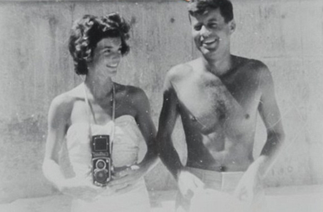 JFK-with-his-wife-relaxing-in-palm-beach
