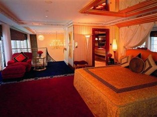 burj-al-arab-room-golden-light-cost-more-than-1500-dollar-per-night