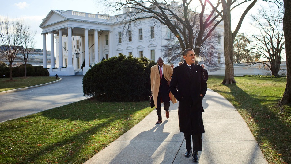 White-House-president-Obama-walks-in-morning
