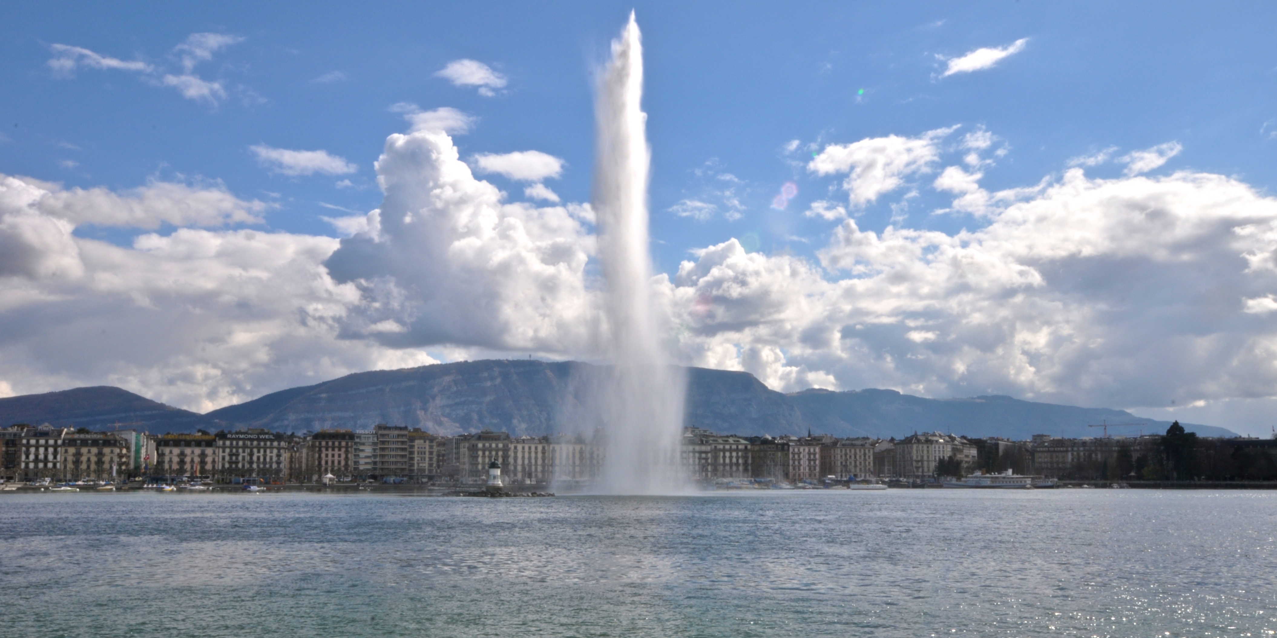 Giant-fountain-looks-awesome-near-lake-geneva