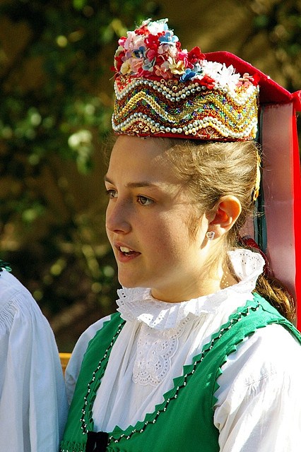Hungarian-girl-in-traditional-dress