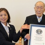 Sakari-Moimoi-gets- awarded-the Guiness-world-record-certificate